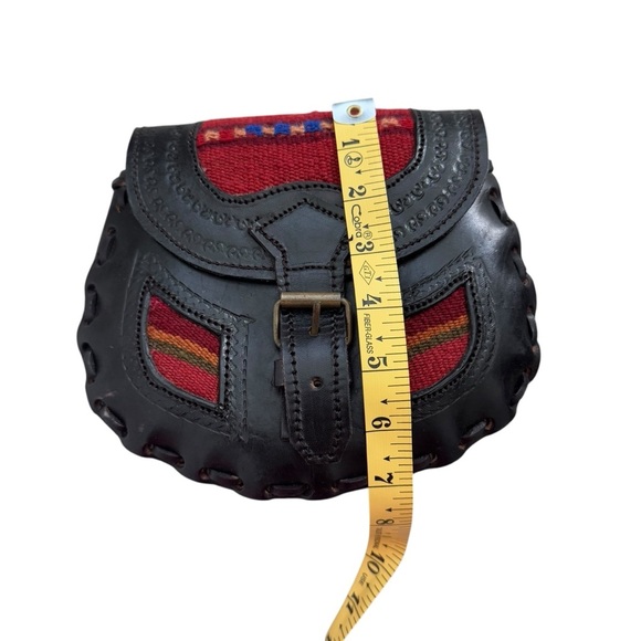 Vintage 1970’s Western Tooled Atzec Leather Crossbody Bag 8”h x 7”I - Picture 7 of 12